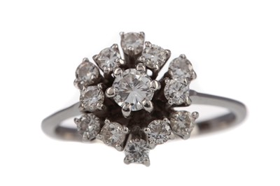 Lot 837 - A DIAMOND CLUSTER RING