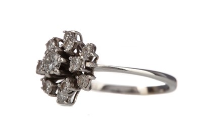 Lot 837 - A DIAMOND CLUSTER RING