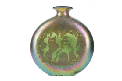 Lot 725 - A RARE ISLE OF WIGHT 'MRS REYNOLDS' CAT' GLASS VASE BY TIMOTHY HARRIS