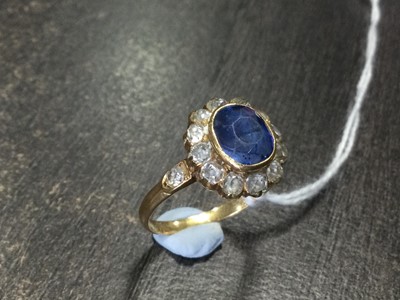Lot 839 - AN EARLY TWENTIETH CENTURY SAPPHIRE AND DIAMOND CLUSTER RING