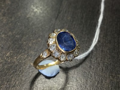 Lot 839 - AN EARLY TWENTIETH CENTURY SAPPHIRE AND DIAMOND CLUSTER RING