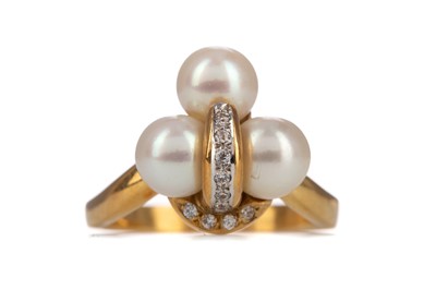 Lot 841 - A PEARL AND WHITE GEM SET RING