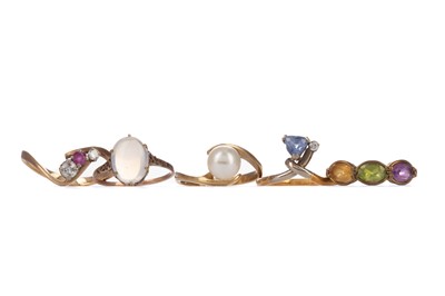 Lot 851 - A GROUP OF GEM SET RINGS