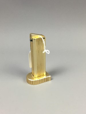 Lot 606 - A BENLOW GOLMET GILT TABLE LIGHTER