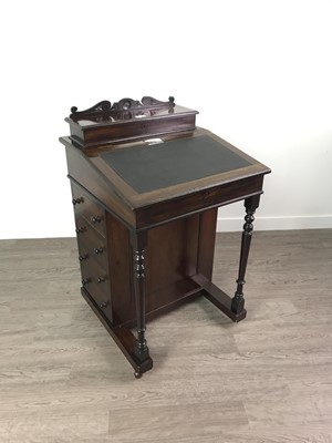 Lot 623 - AN EDWARDIAN MAHOGANY DAVENPORT DESK