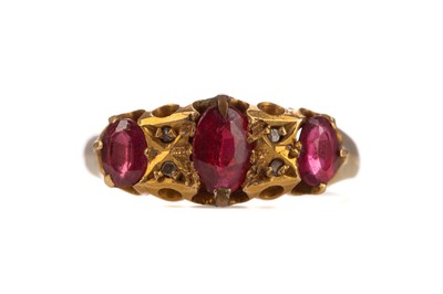 Lot 859 - A VICTORIAN RED GEM SET AND DIAMOND RING