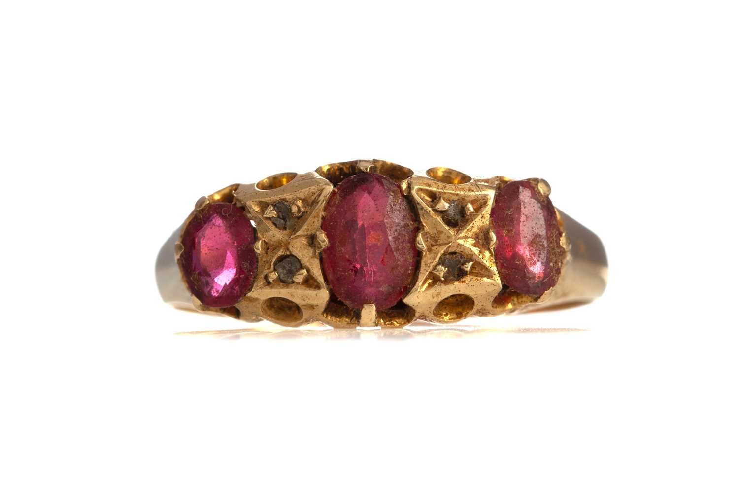 Lot 863 - A VICTORIAN RED GEM SET AND DIAMOND RING