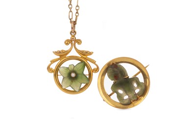 Lot 873 - GREEN HARDSTONE PENDANT AND BROOCH
