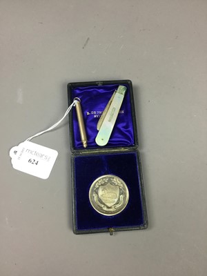 Lot 624 - A SILVER AND MOTHER OF PEARL FRUIT KNIFE, RETRACTABLE PENCIL AND A DUX MEDAL