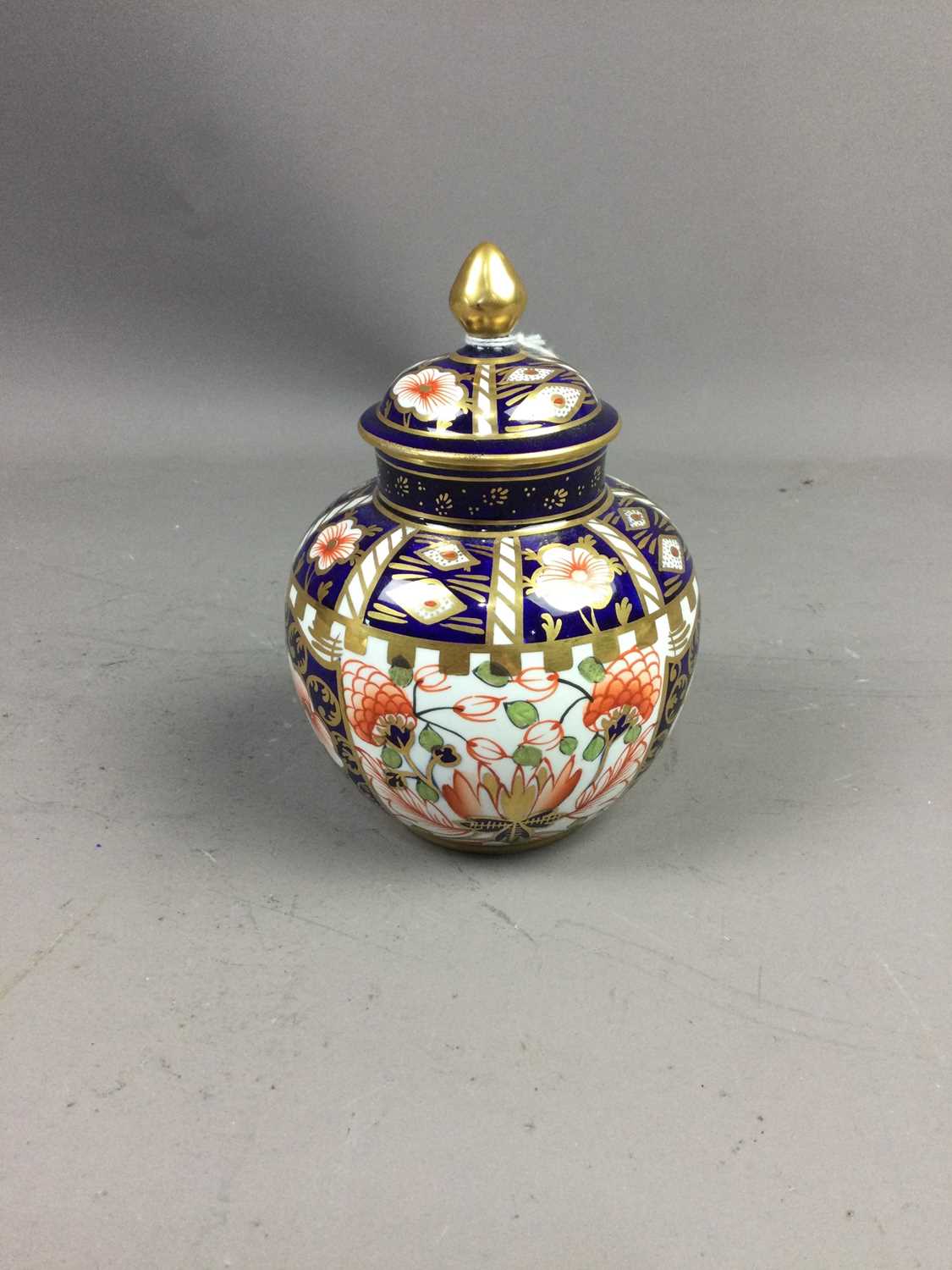 Lot 128 - A ROYAL CROWN DERBY OVOID VASE AND COVER