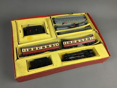 Lot 258 - A TRIANG RAILWAYS R1X PASSENGER TRAIN SET