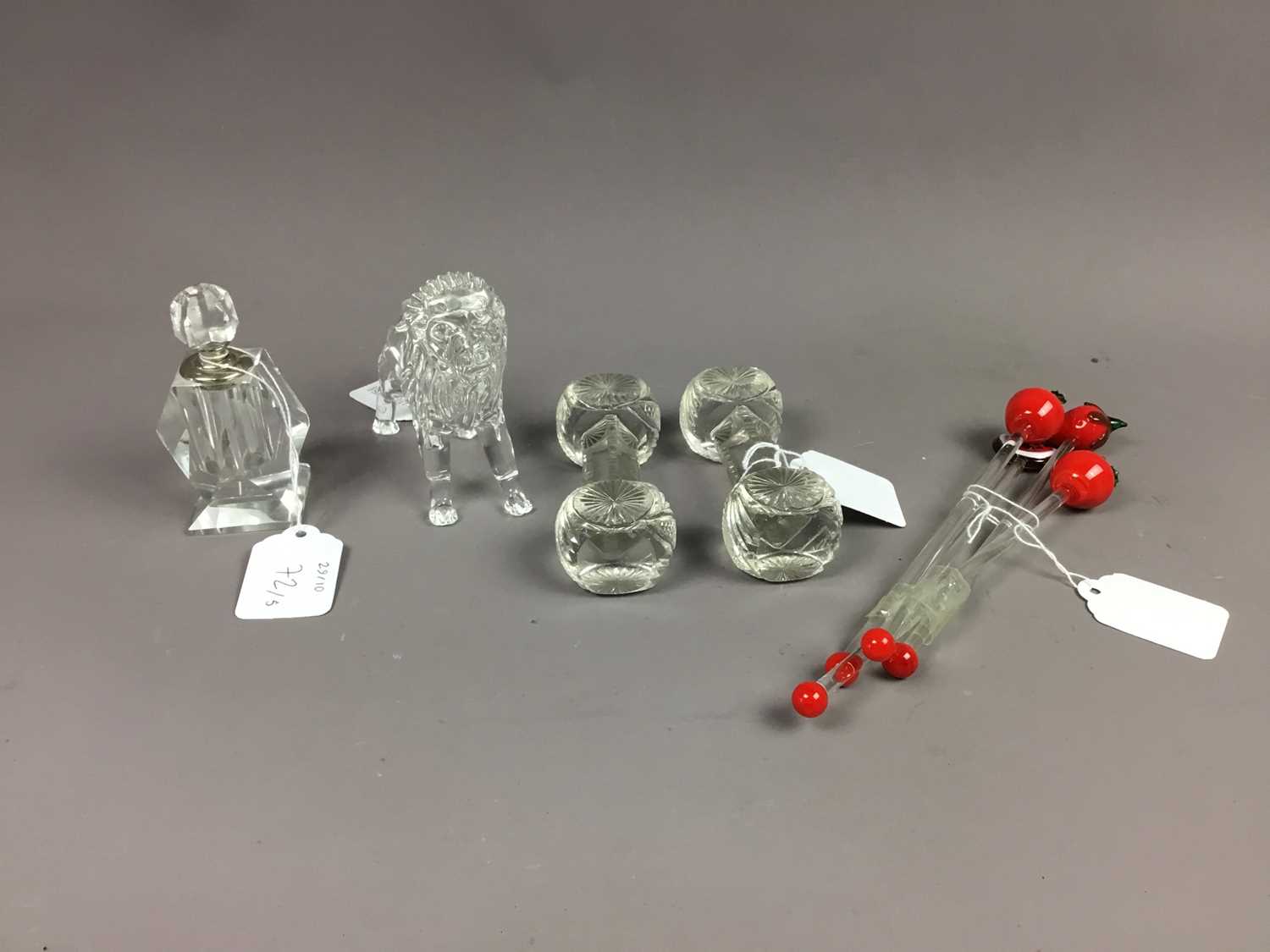 Lot 72 - A GLASS LION FIGURE, ALONG WITH GLASS COCKTAIL STIRRERS AND OTHER ITEMS