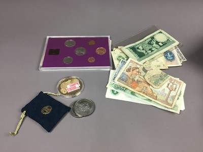 Lot 48 - A COLLECTION OF COMMEMORATIVE COINS AND BANKNOTES