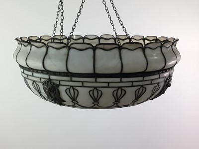 Lot 1452 - AN EARLY 20TH CENTURY RAILWAY CARRIAGE LEADED GLASS SHADE