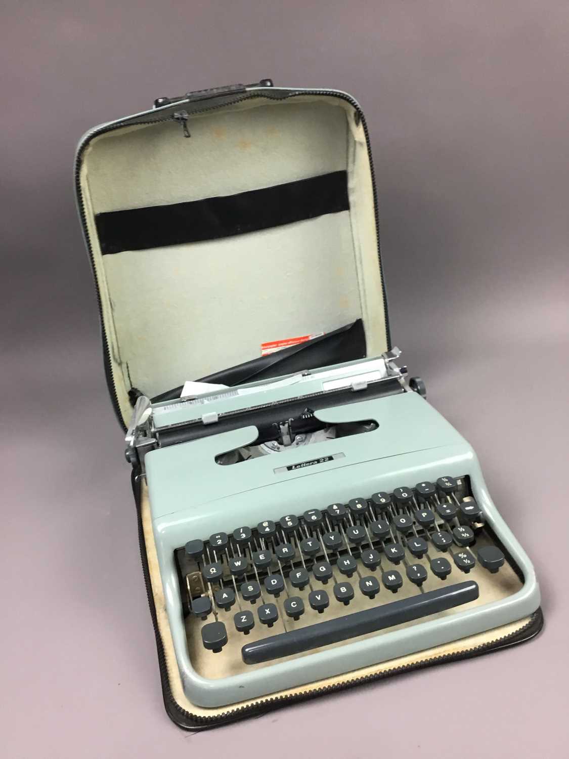 Lot 131 - AN OLIVETTI LETTERA 22 PORTABLE TYPEWRITER