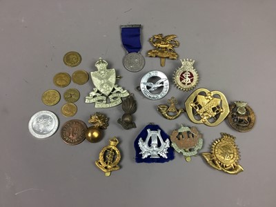 Lot 140 - SMALL COLLECTION OF MILITARY CAP AND OTHER BADGES