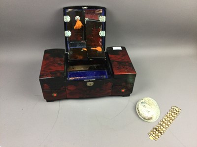 Lot 90 - A LACQUERED JEWELLERY BOX CONTAINING COSTUME JEWELLERY
