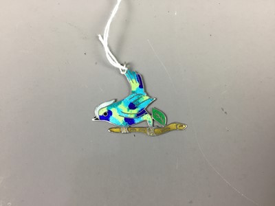 Lot 121 - A SILVER AND ENAMEL 'BIRD' PENDANT