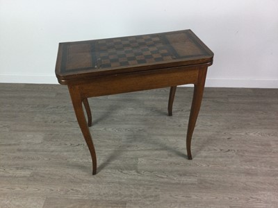 Lot 1464 - AN EARLY 20TH CENTURY MAHOGANY AND ROSEWOOD GAMES TABLE