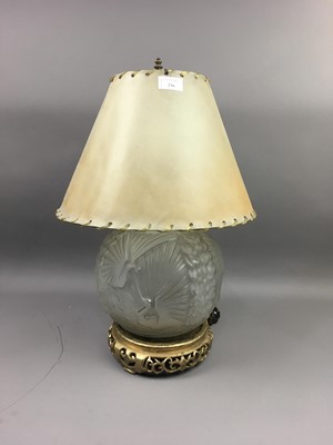 Lot 236 - A CONTINENTAL OPAQUE GLASS TABLE LAMP