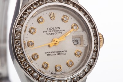 Lot 726 - A LADY'S ROLEX OYSTER PERPETUAL DATEJUST BI COLOUR AUTOMATIC WRIST WATCH
