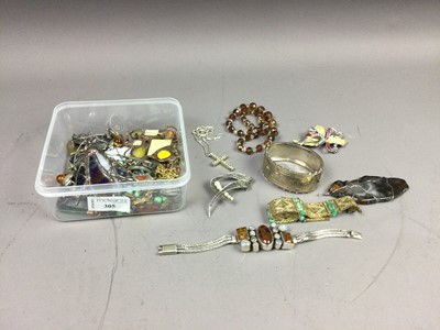 Lot 305 - A COLLECTION OF VINTAGE SILVER AND OTHER JEWELLERY