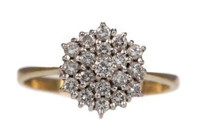 Lot 320 - A DIAMOND CLUSTER RING