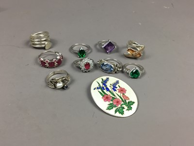 Lot 358 - A SILVER AND ENAMELLED FLORAL BROOCH AND VARIOUS RINGS