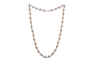 Lot 938 - A PEARL NECKLACE