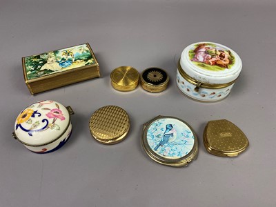 Lot 405 - A LOT OF PILL BOXES AND COMPACTS