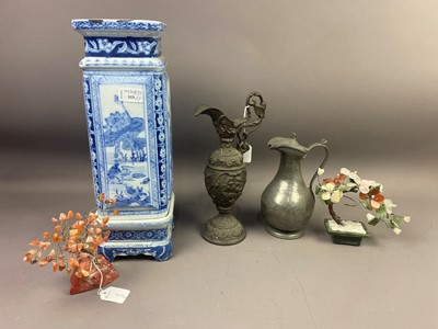 Lot 353 - A BLUE AND WHITE SQUARE VASE, TWO HARDSTONE MINIATURE TREES AND TWO JUGS