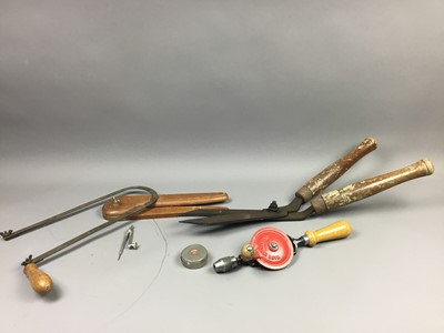 Lot 475 - A LOT OF VINTAGE TOOLS IN A CARRY BAG