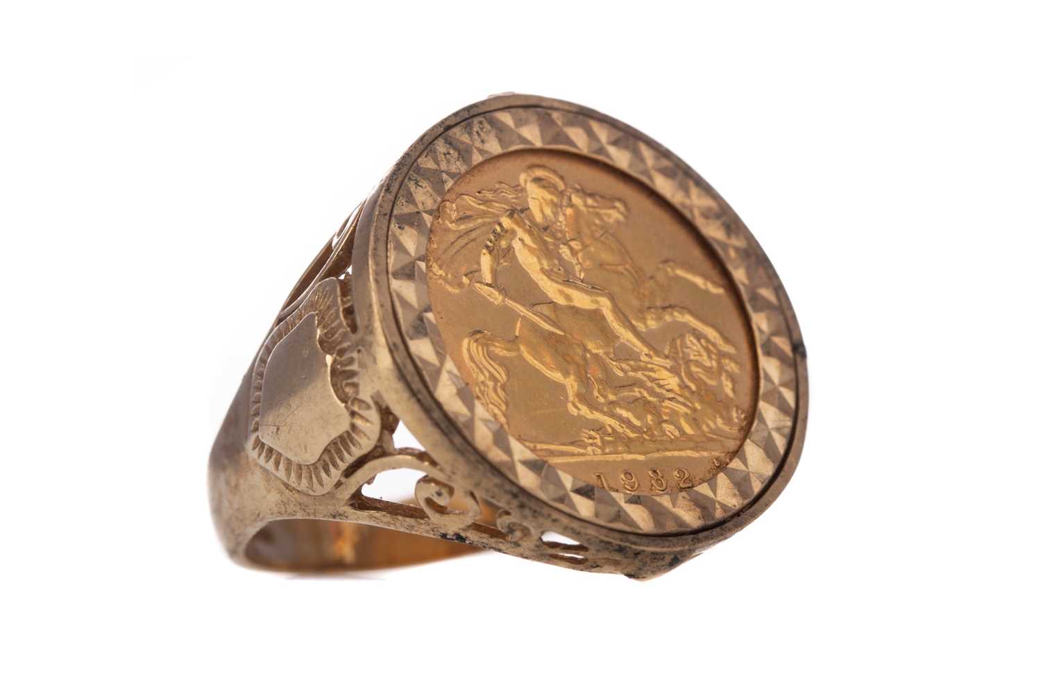 Lot 24 - AN ELIZABETH II GOLD HALF SOVEREIGN RING DATED 1982