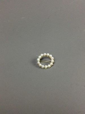 Lot 379 - A CULTURED PEARL CIRCULAR BROOCH