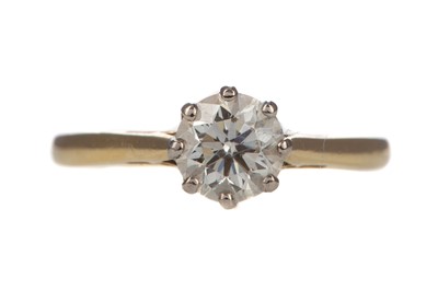 Lot 354 - A DIAMOND SOLITAIRE RING