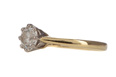 Lot 354 - A DIAMOND SOLITAIRE RING
