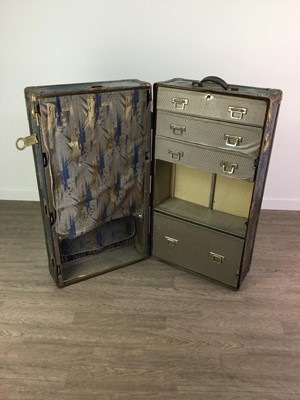 Lot 492 - A VINTAGE TRAVEL TRUNK