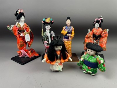 Lot 535 - A LOT OF JAPANESE DOLLS