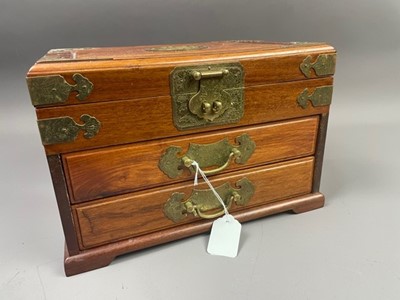 Lot 537 - A REPRODUCTION CHINESE JEWELLERY CASKET