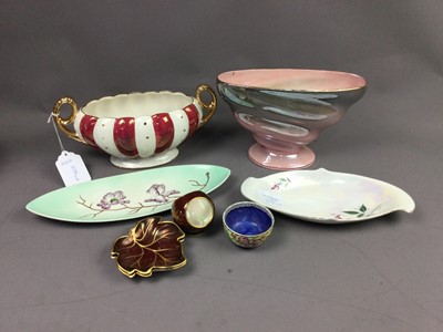 Lot 528 - A CARLTON WARE 'ROUGE ROYALE' VASE AND OTHER CERAMICS