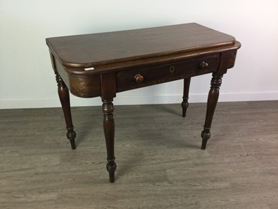 Lot 516 - AN EARLY 19TH CENTURY MAHOGANY TURNOVER TEA TABLE