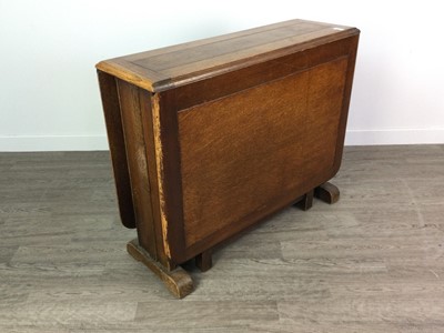 Lot 520 - AN OAK DROP LEAF TABLE