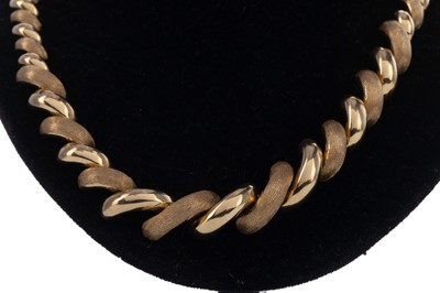 Lot 356 - A GOLD NECKLACE