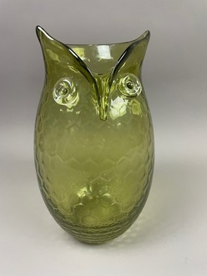 Lot 582 - A MID 20TH CENTURY GLASS OWL VASE