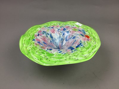 Lot 604 - AN ART MOTTLED GLASS CIRCULAR COMPORT AND OTHER GLASS WARE