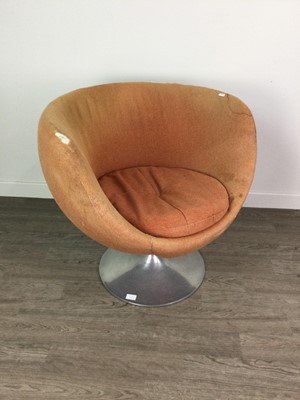 Lot 595 - A RETRO UPHOLSTERED SWIVEL CHAIR