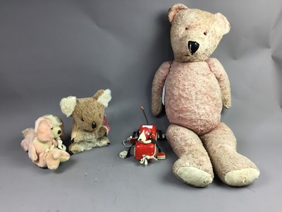 Lot 588 - A VINTAGE TEDDY BEAR AND OTHER TOYS