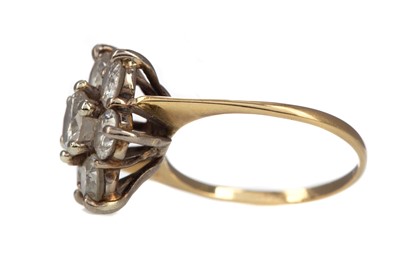 Lot 374 - A DIAMOND CLUSTER RING