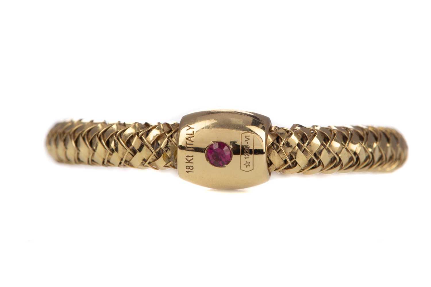 Lot 398 - A RUBY RING