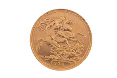 Lot 39 - AN ELIZABETH II GOLD SOVEREIGN DATED 1976
